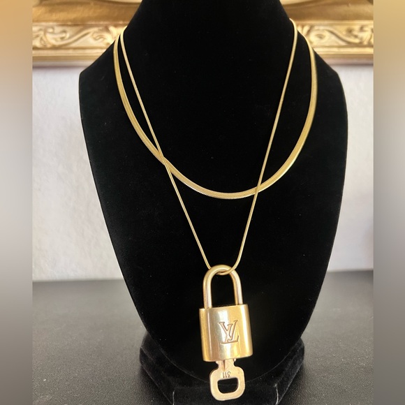 LV Lock & Key Necklace - Picture 2 of 8